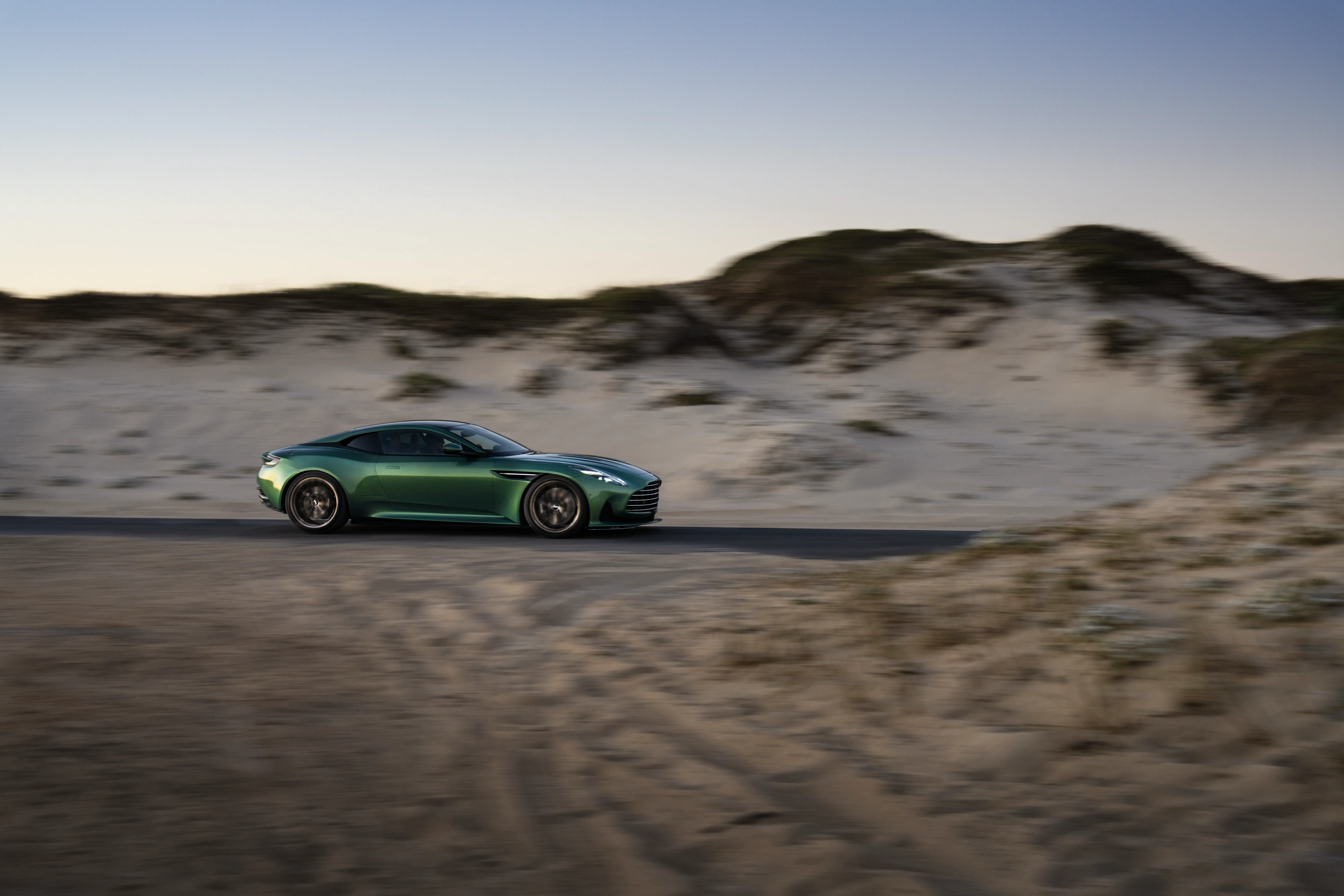 Aston Martin DB12 su strada nel deserto