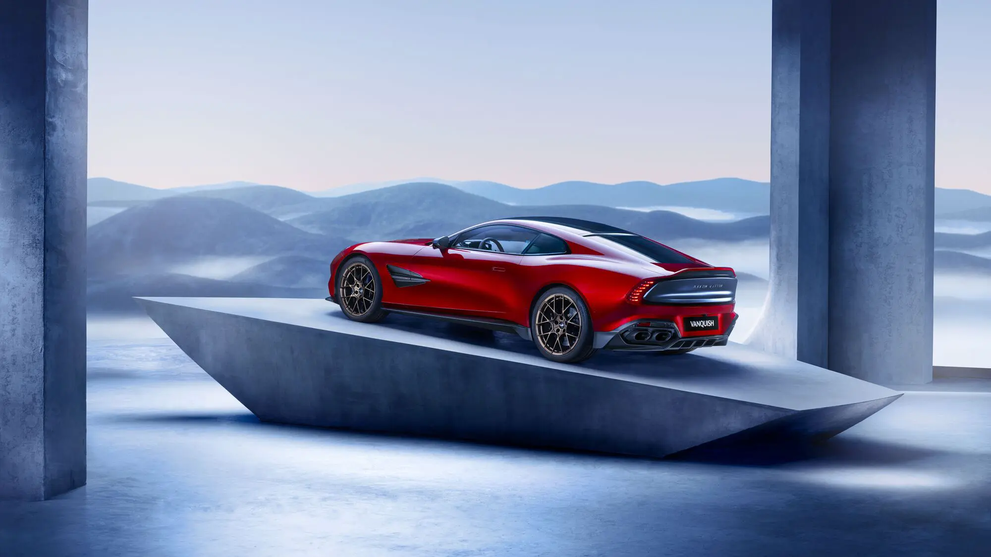 Aston Martin Vanquish su piedistallo