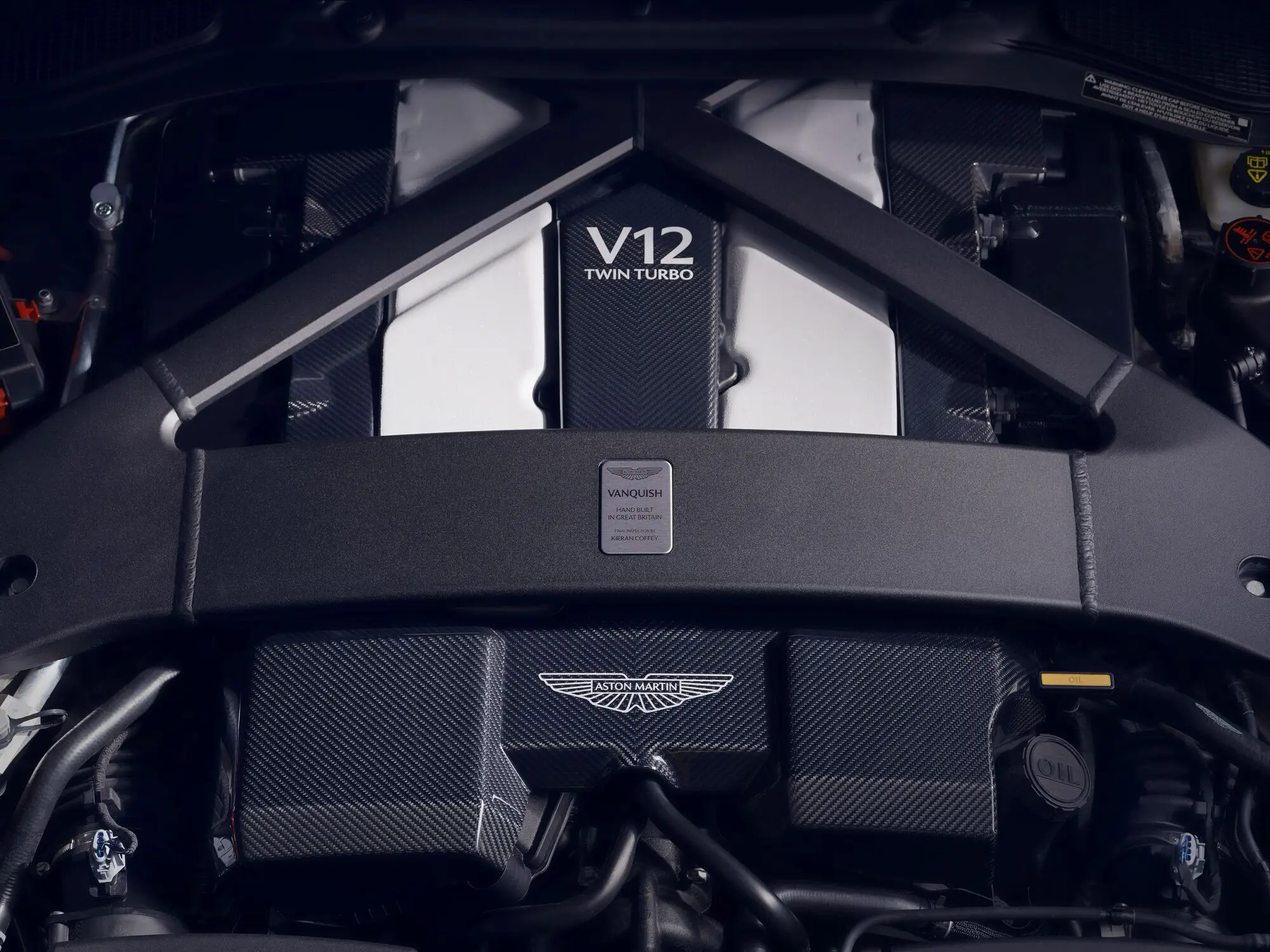 interno motore Aston Martin Vanquish