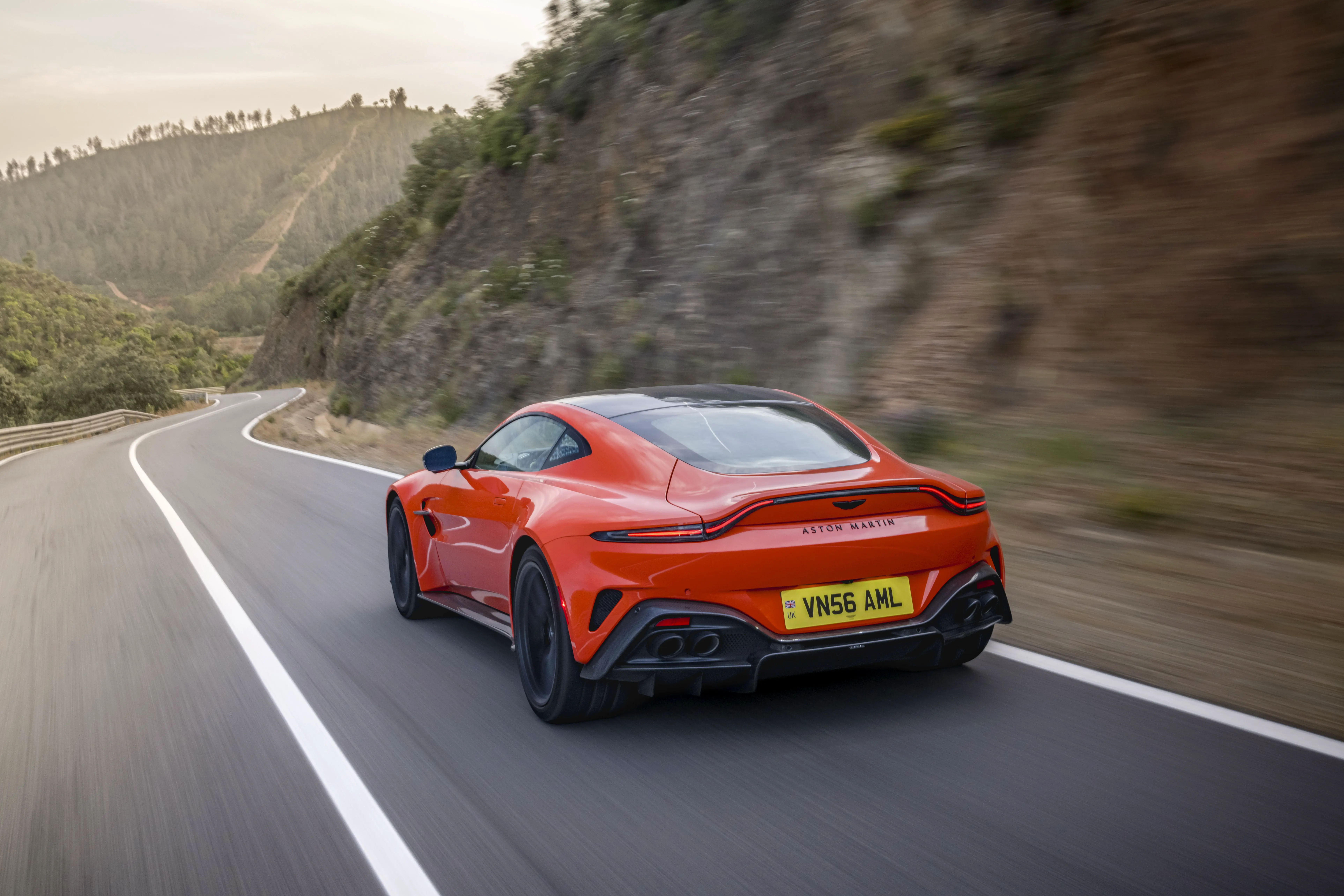 Aston Martin Vantage Coupe vista posteriore su strada