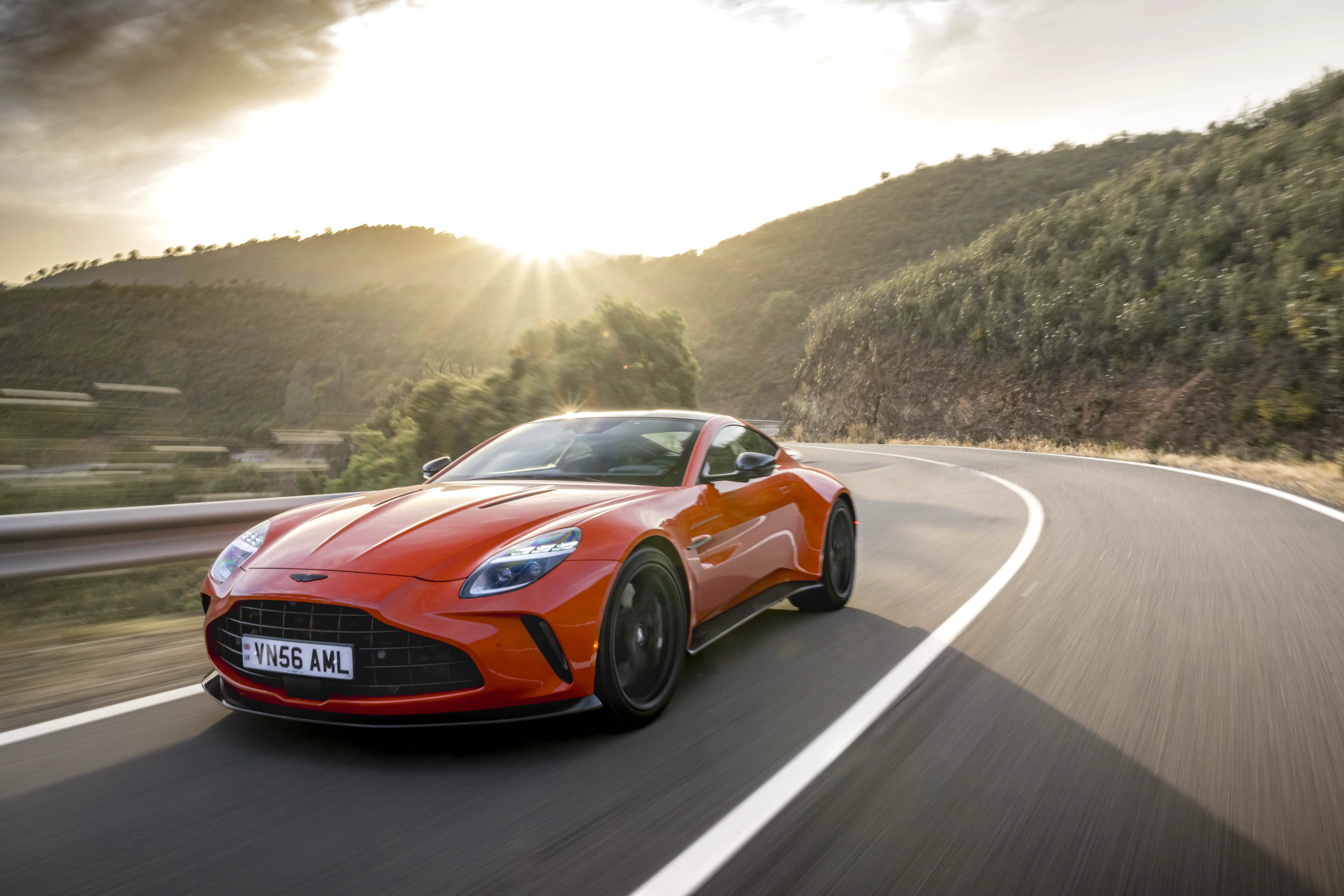 Aston Martin Vantage Coupe vista frontale su strada asfaltata