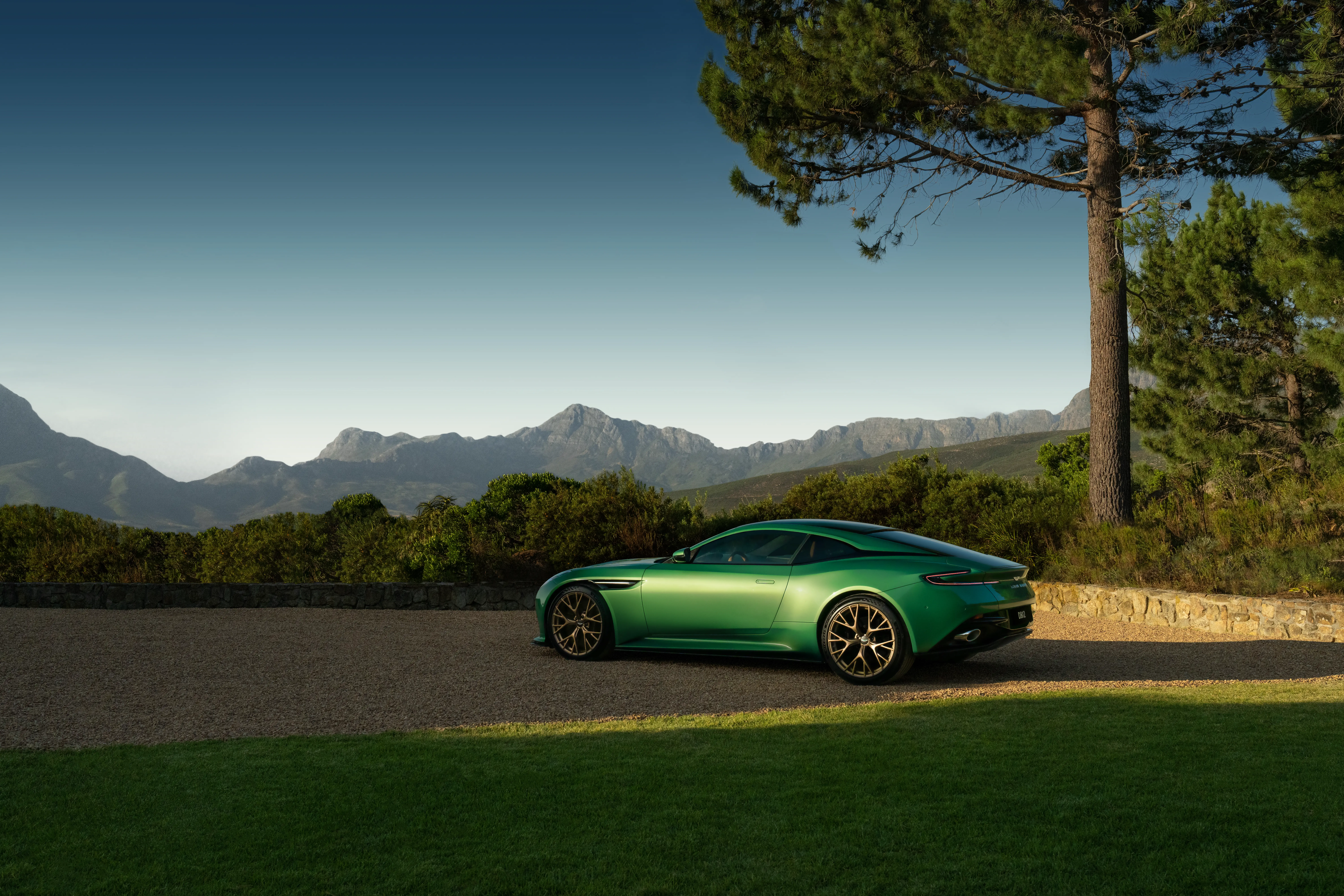 Aston Martin DB12 posteggiata su un campo