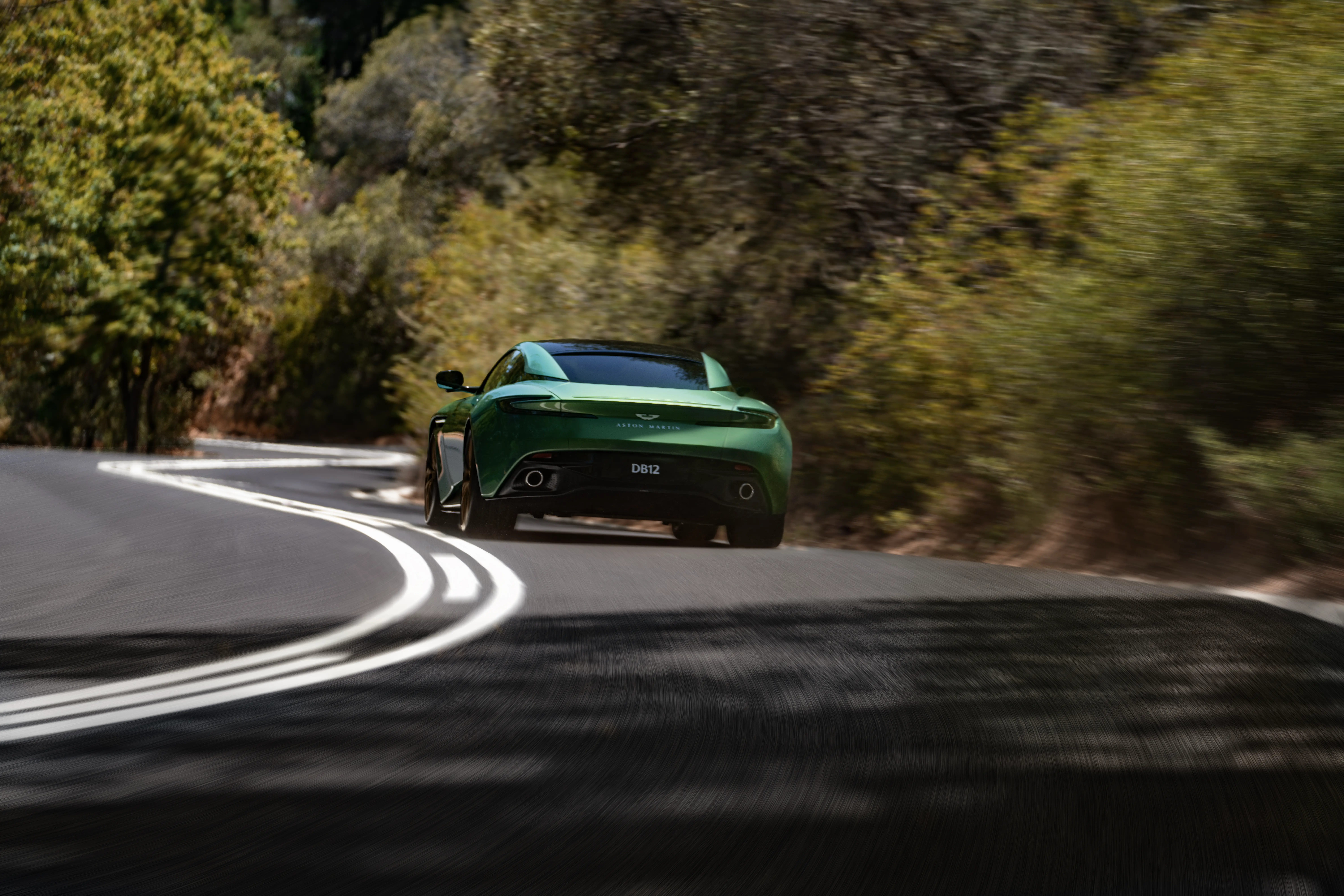 Aston Martin DB12 mentre percorre una strada di montagna