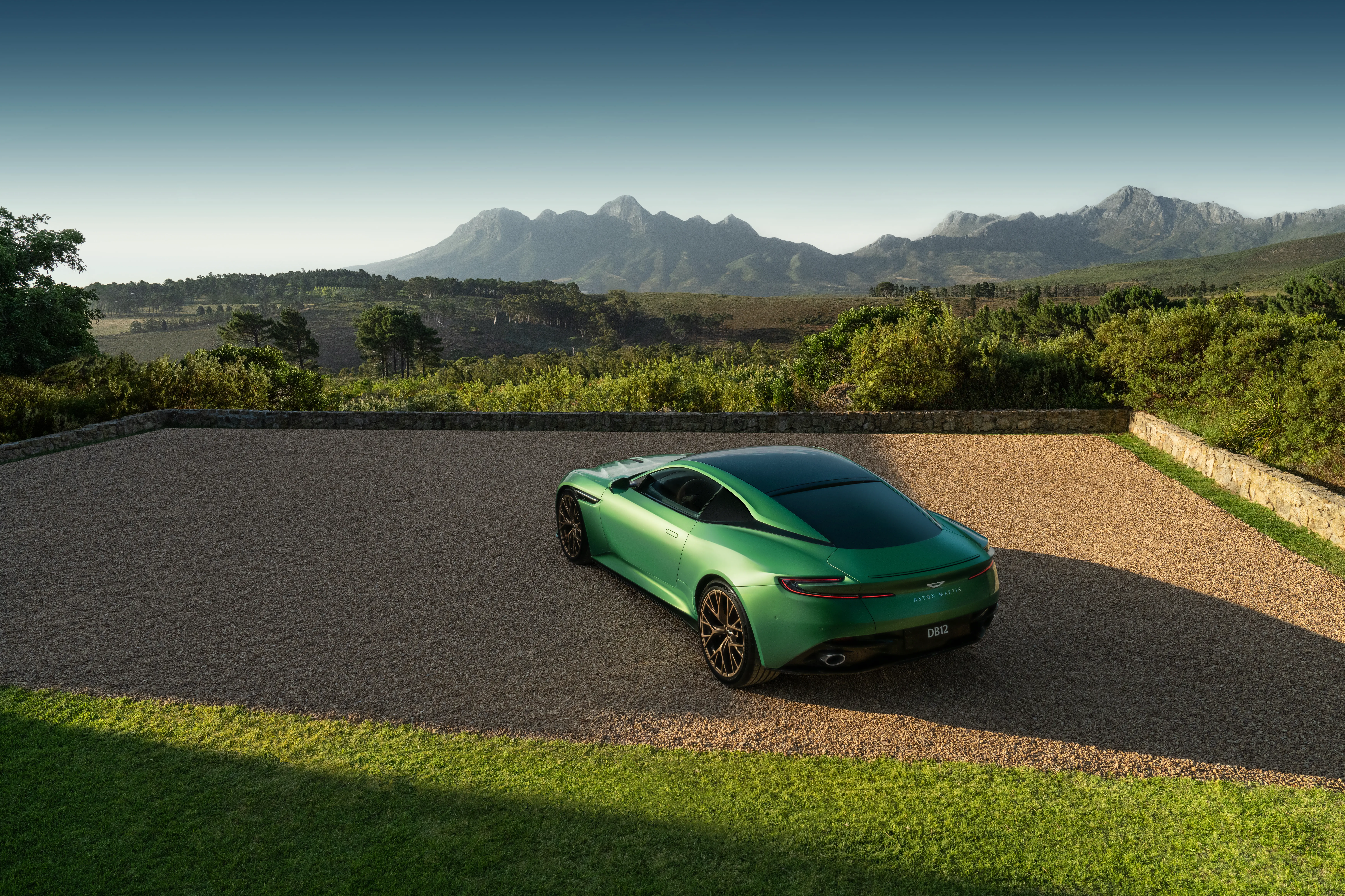 Aston Martin DB12 su terrazza panoramica e giardino