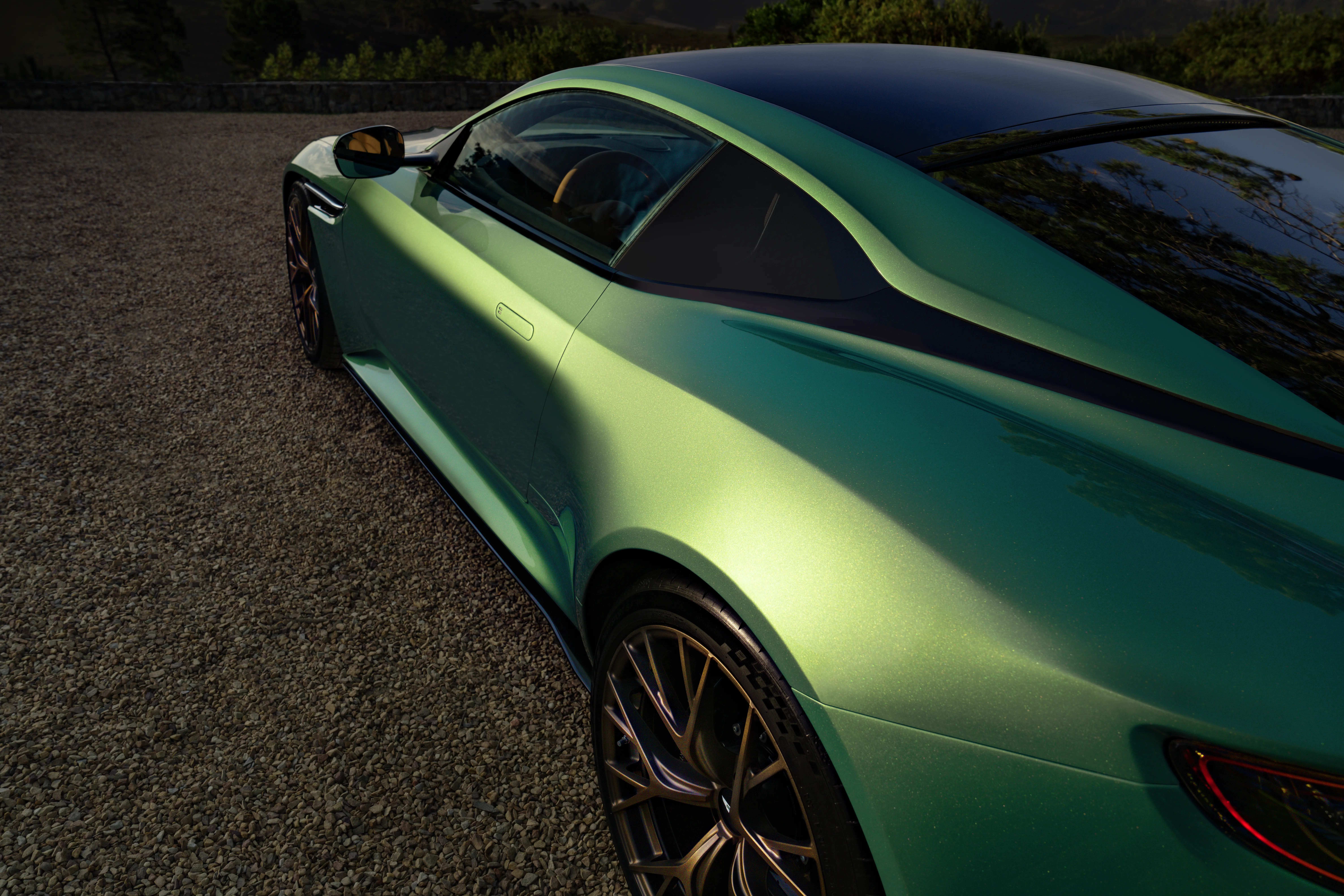 fianco laterale Aston Martin DB12