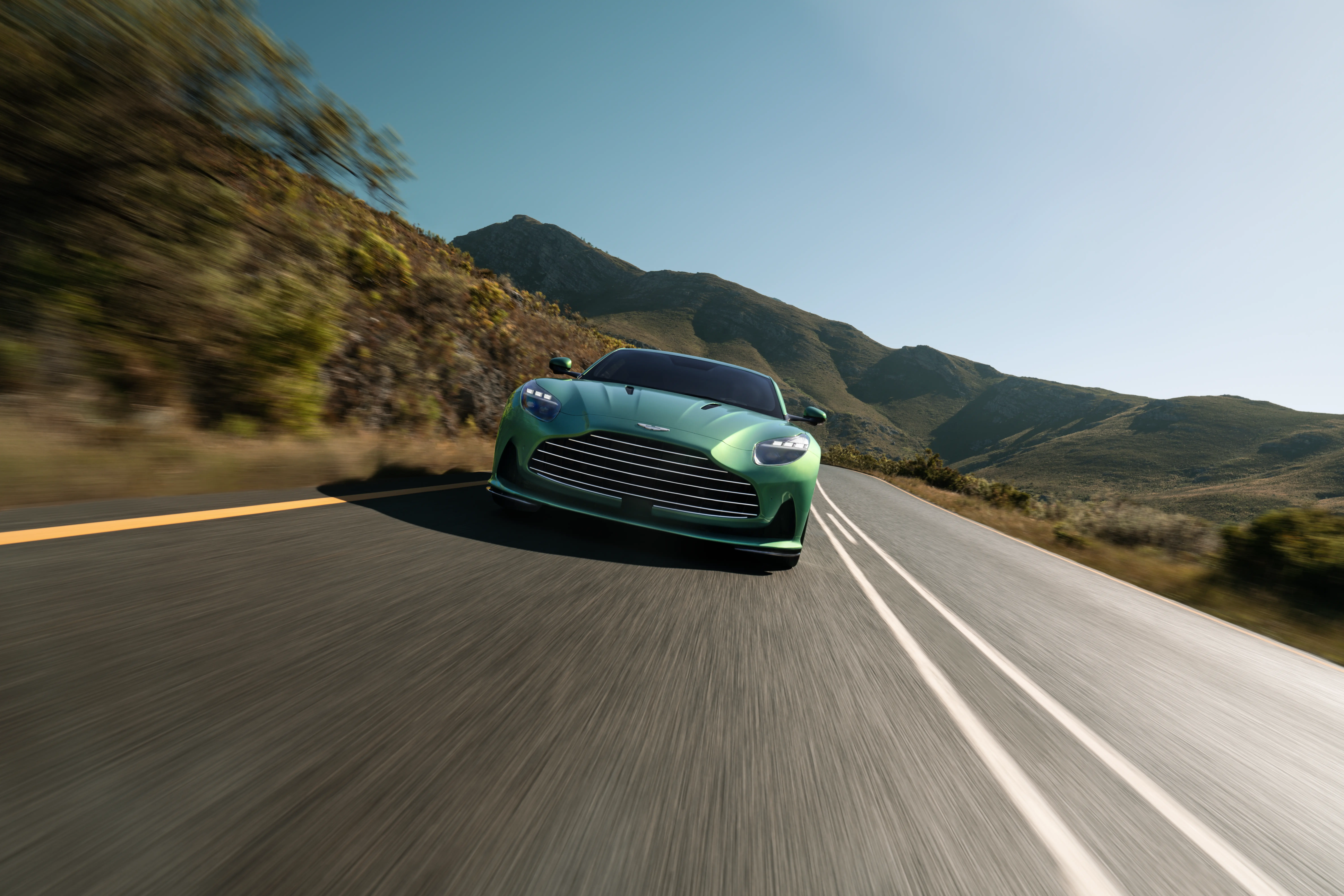 paraurti anteriore su strada asfaltata Aston Martin DB12