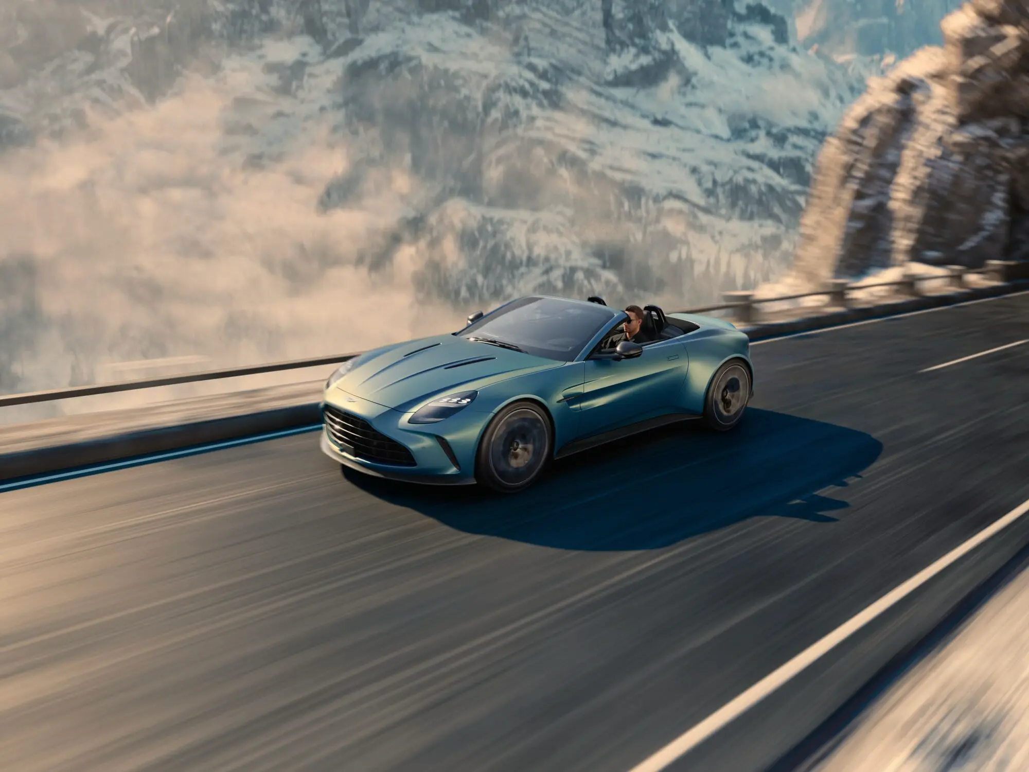 Aston Martin Vantage su strada di montagna