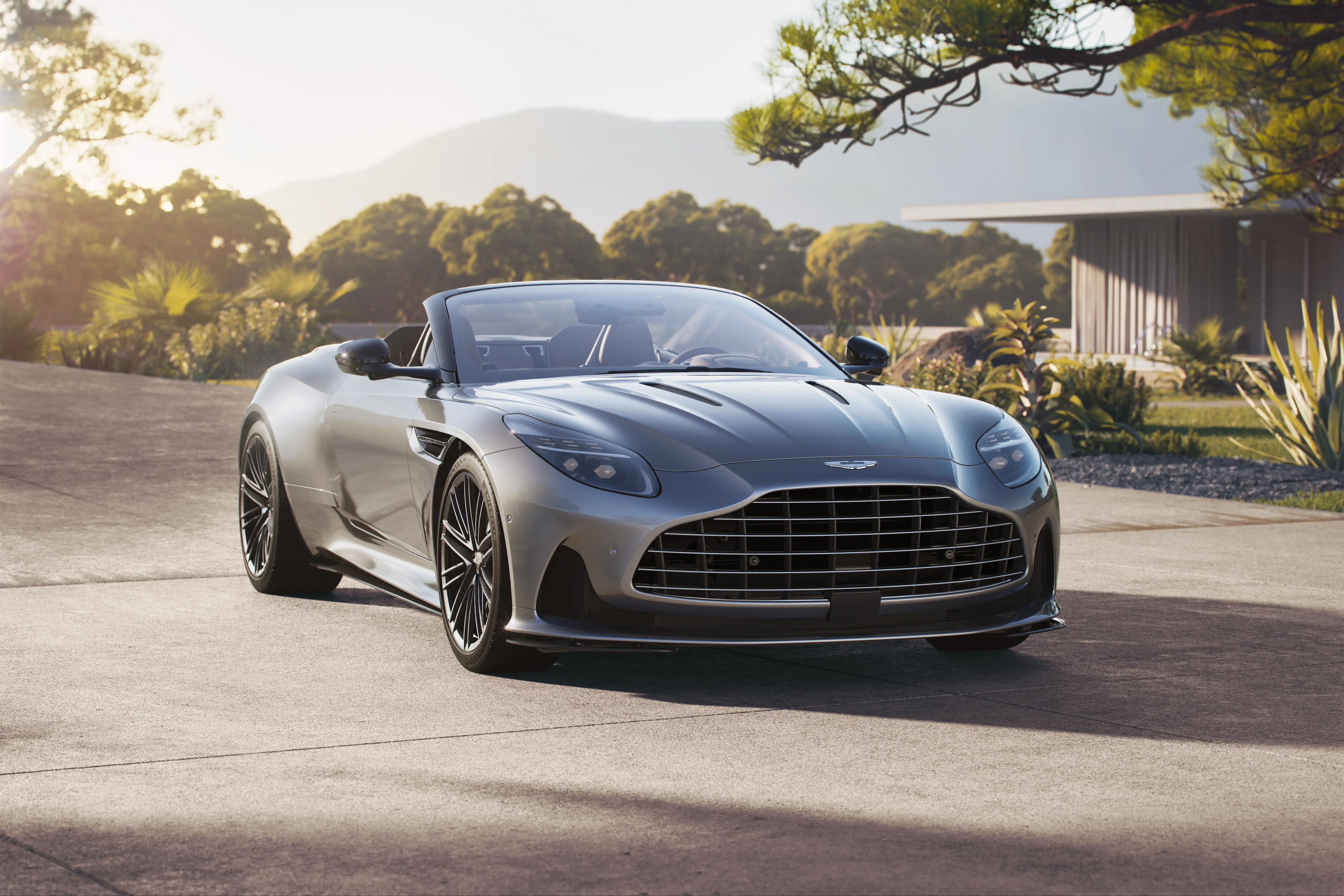 Aston Martin DB12 su una terrazza