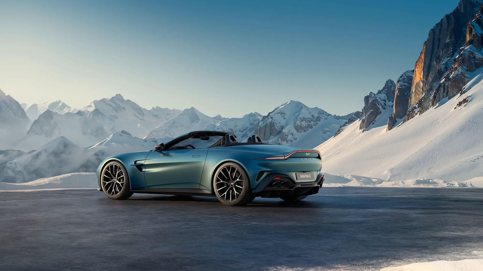 Aston Martin Vantage su un piazzale in montagna