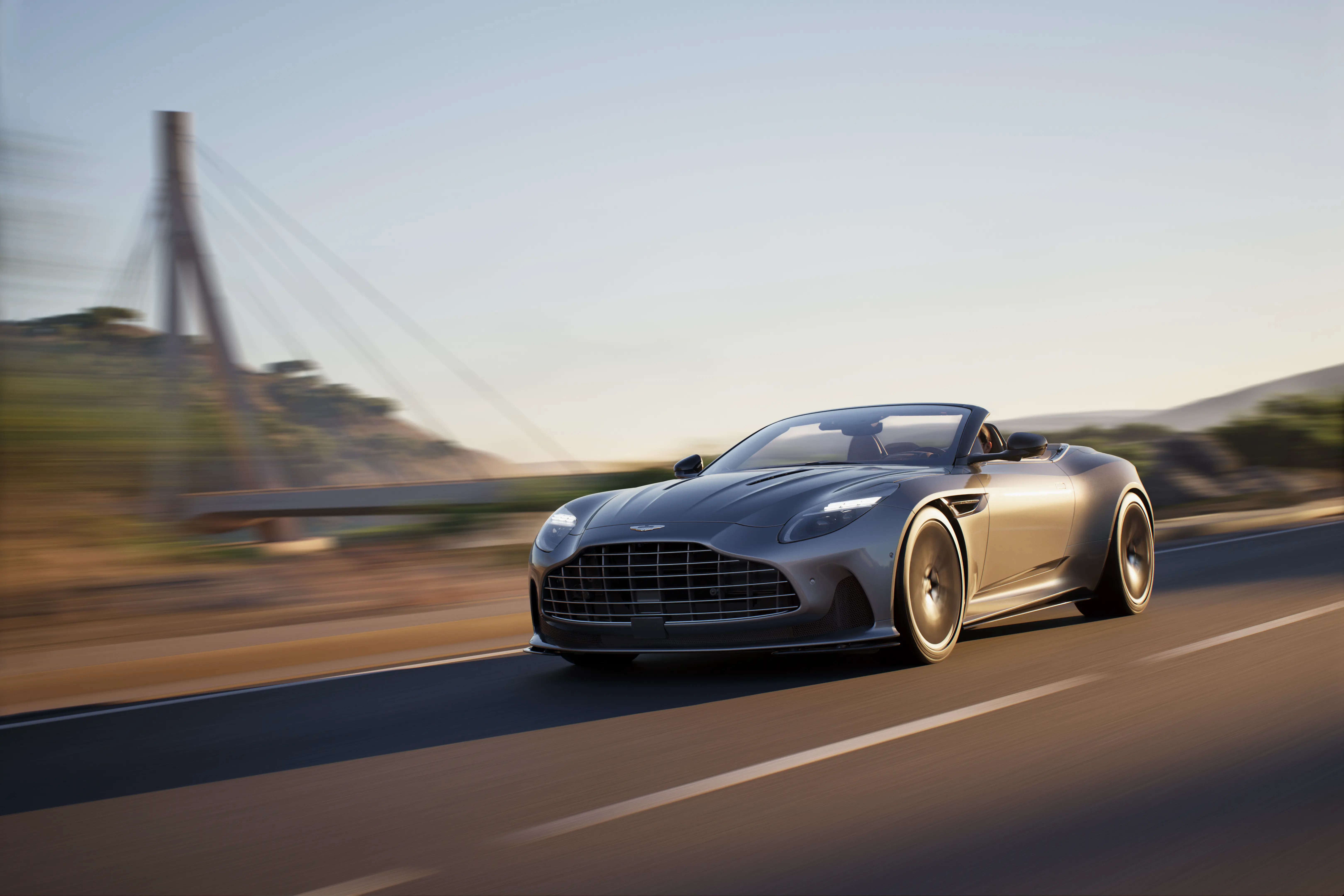 Aston Martin DB12 su strada asfaltata