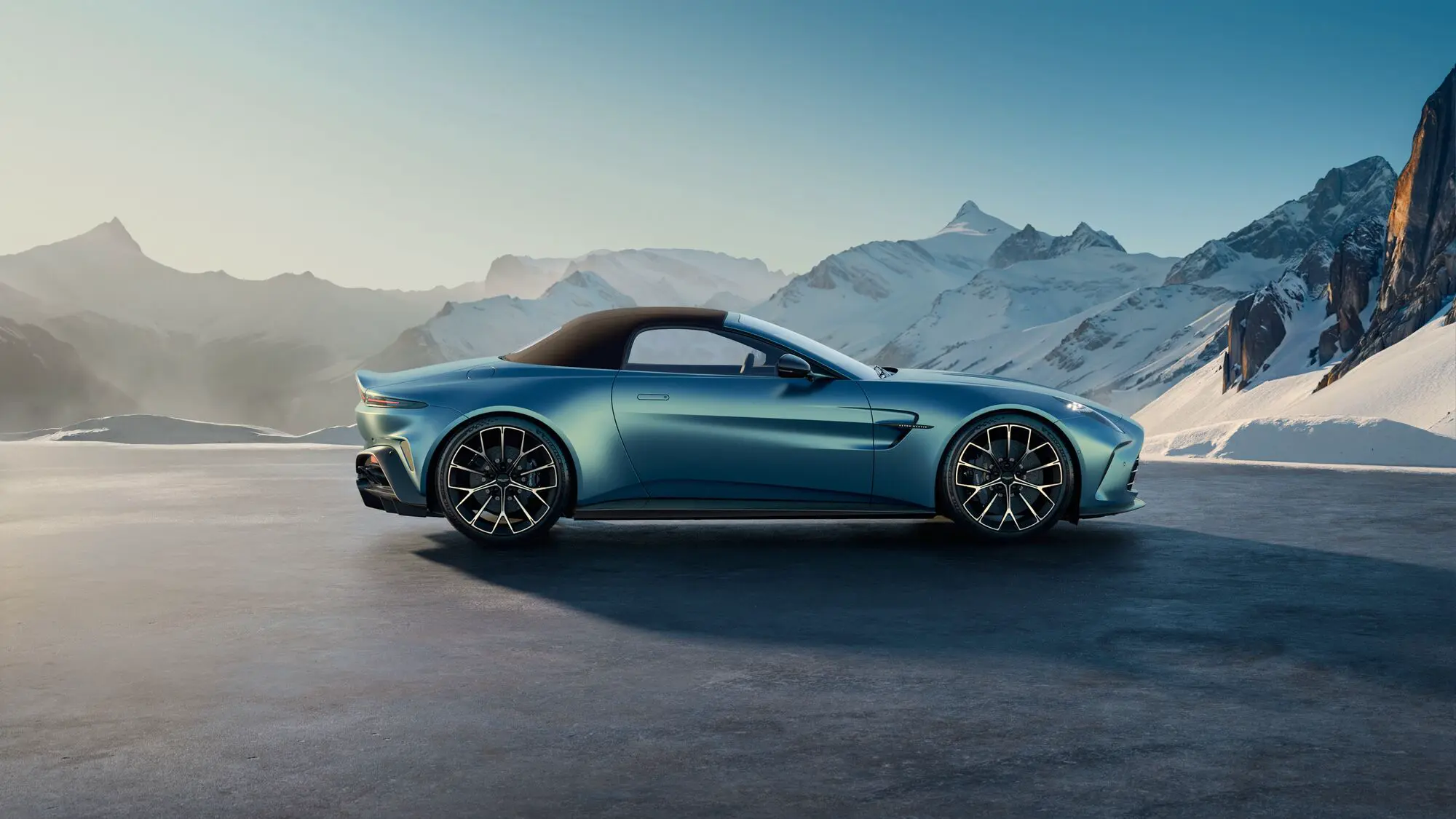 design laterale con tetto chiuso Aston Martin Vantage