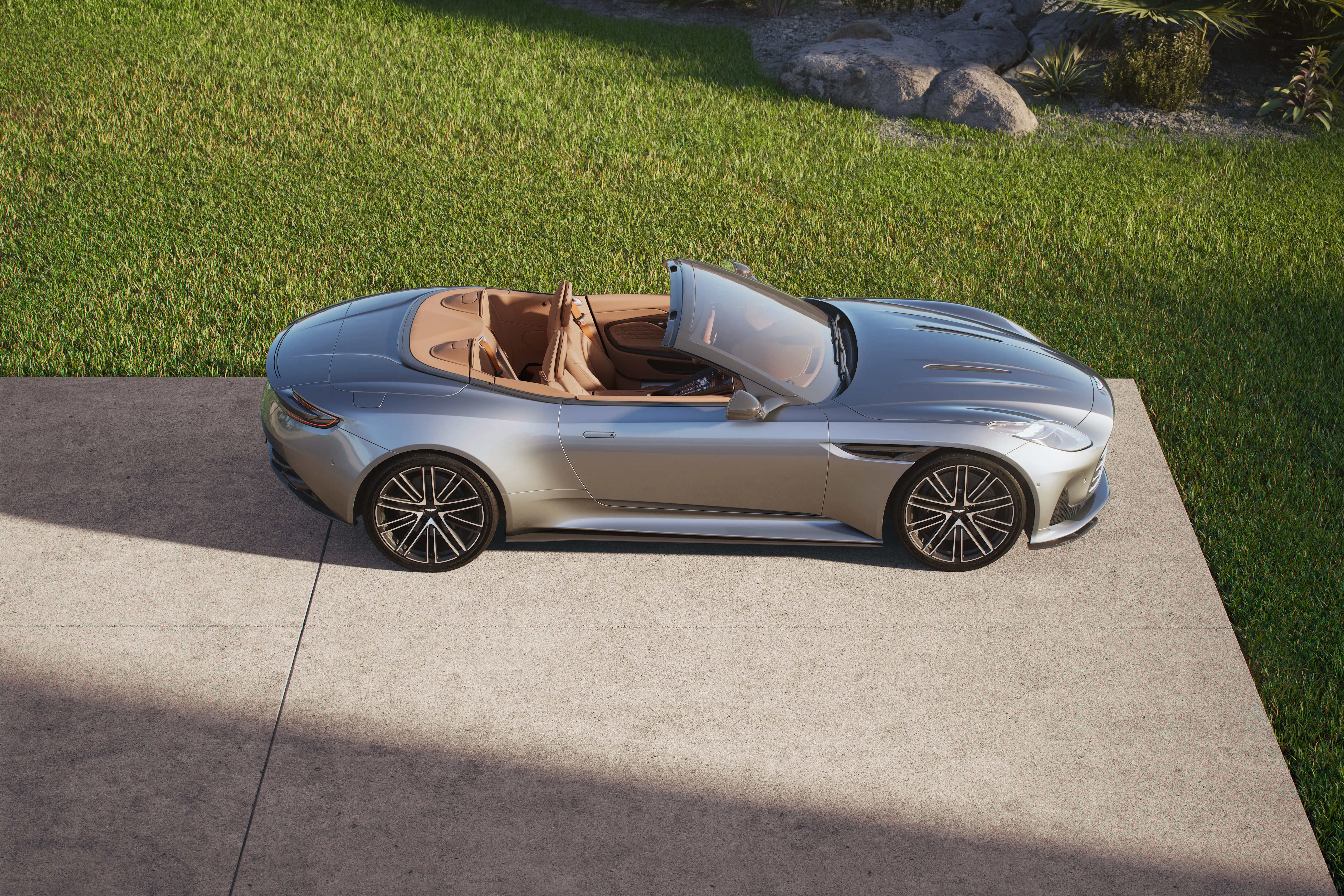 Aston Martin DB12 su terrazza con giardino