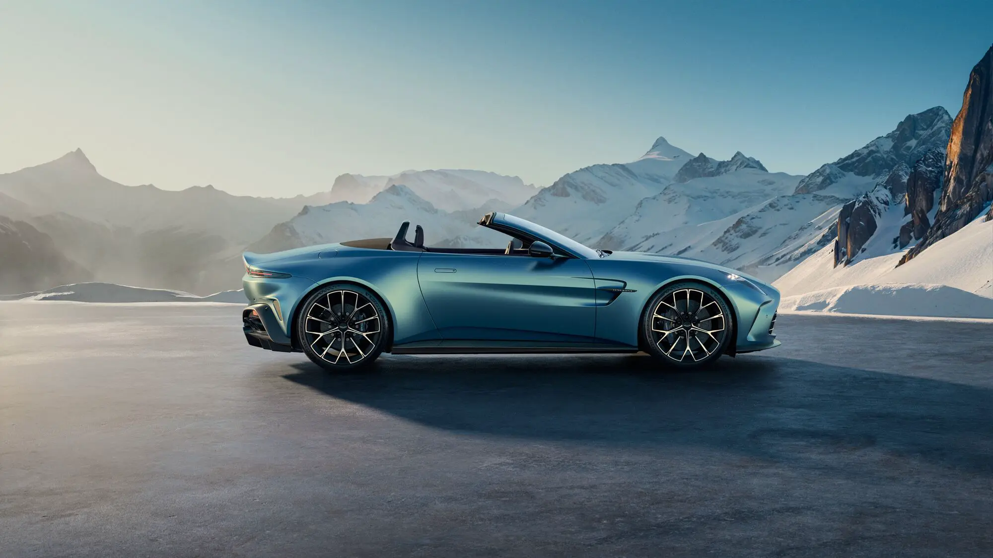 design laterale azzurro Aston Martin Vantage