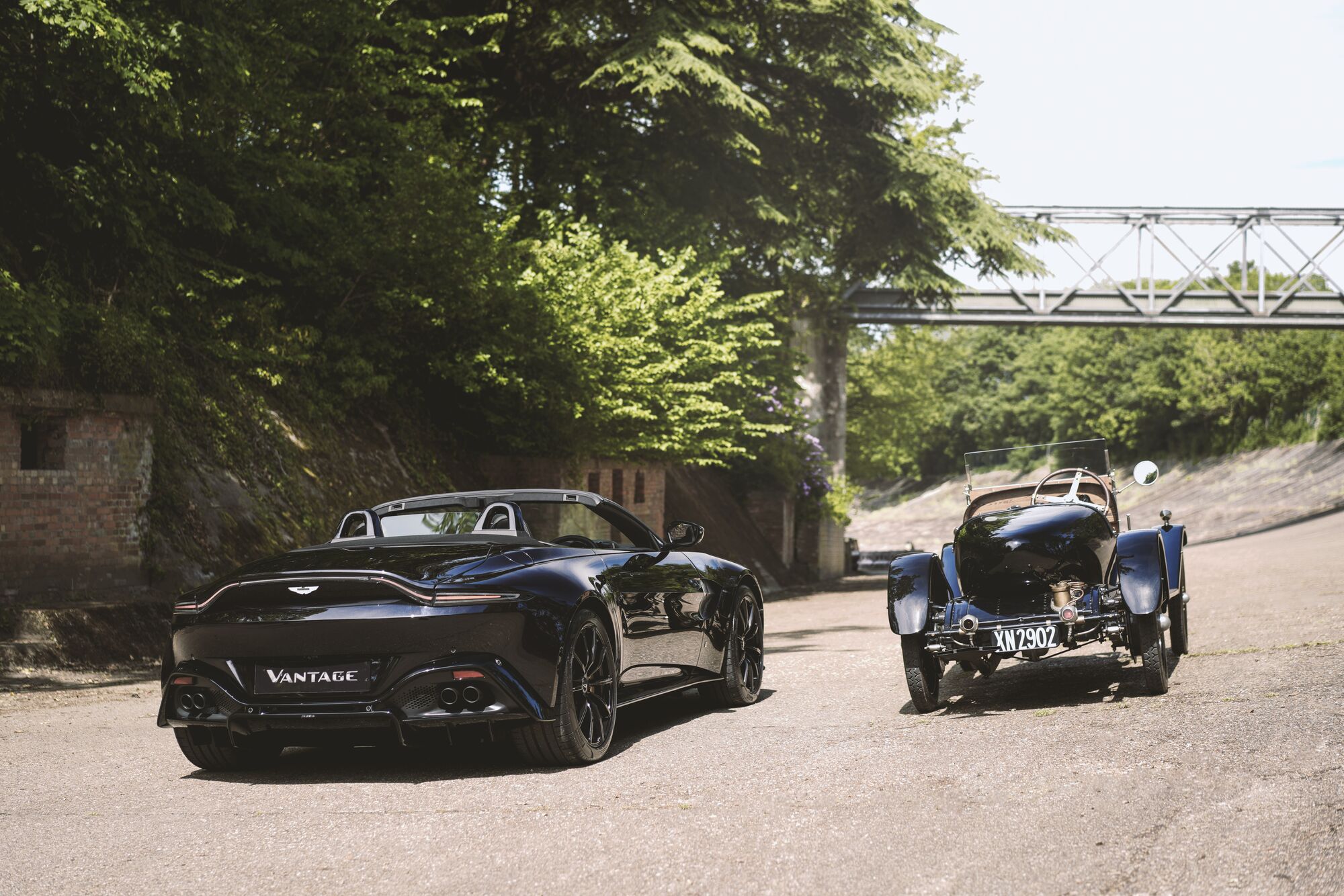 Aston Martin vantage roadster sia d'epoca che moderna